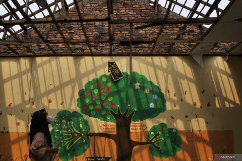 Siswa sekolah bergantian akibat ruang sekolah SDN Setiamekar 03 roboh