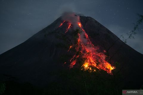 Gunung Merapi kembali mengeluarkan lava pijar