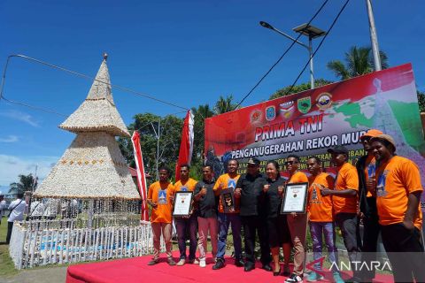 Pohon Natal dari kulit kerang pecahkan rekor MURI