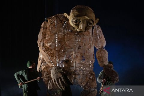 Pertunjukan teater boneka Papermoon Puppet di Yogyakarta