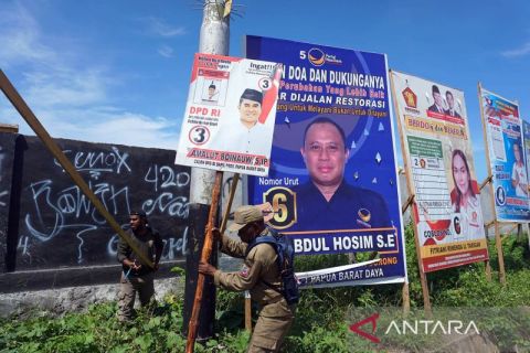 Bawaslu Papua Barat Daya tertibkan APK yang melanggar aturan