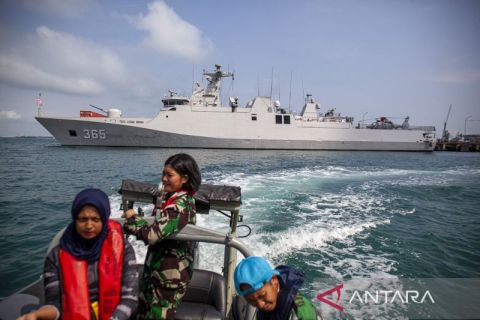 KRI Diponegoro yang membawa Satgas MTF KONGA sandar di Batam