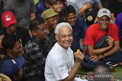 Ganjar Pranowo berdialog dengan para petani di Magelang