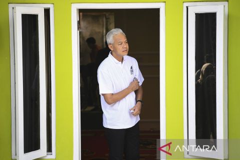 Ganjar mendengarkan banyak cerita ketika bermalam di rumah warga Wonosobo