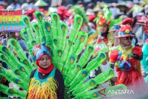 Warga ikuti parade busana daur ulang di Bogor