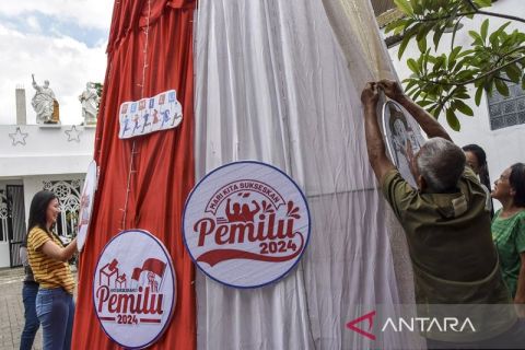 Mendekor pohon Natal Pemilu Damai di Ciamis