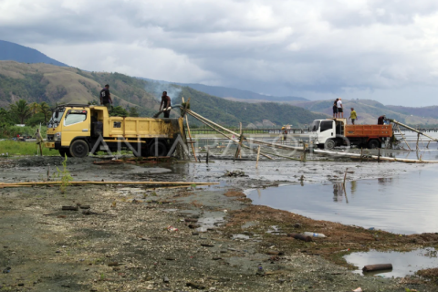 Menyedot pasir di Danau Sentani