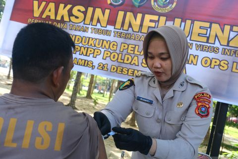 Penyuntikan Vaksin Influenza Bagi Personel Polda Sulawesi Tenggara