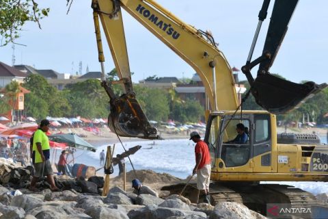 Penanganan abrasi di kawasan Pantai Kuta