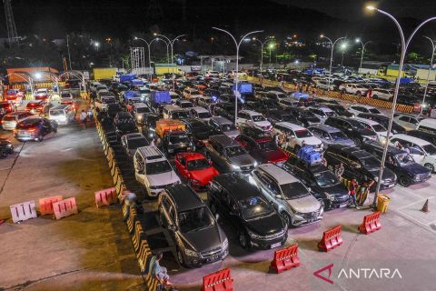 Penyeberangan Pelabuhan Merak mulai padat jelang libur Natal