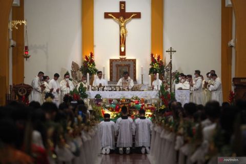 Misa malam Natal di Surabaya