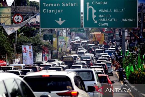 Ribuan kendaraan memasuki kawasan Puncak saat libur Natal