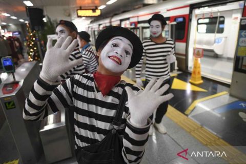 Pertunjukkan pantomim hibur penumpang saat libur Natal