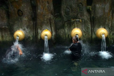 Libur Natal sambil mandi air panas pancuran 13 di Obyek Wisata Guci