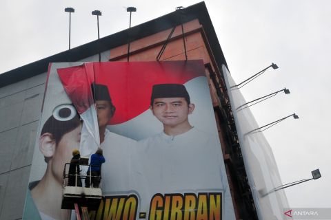 Penertiban alat peraga kampanye yang melanggar aturan