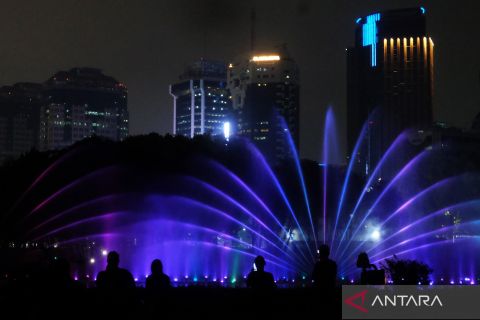 Berwisata ke Monas di malam hari
