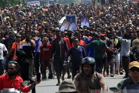 Warga antar pemakaman Lukas Enembe di Jayapura Papua
