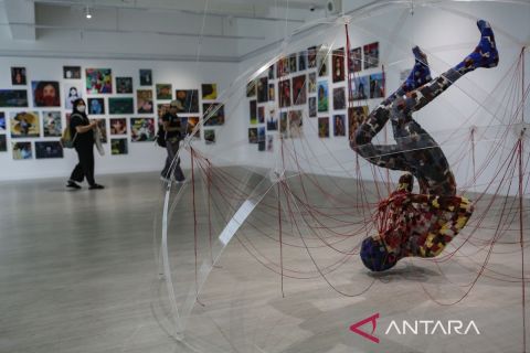 Pameran seni karya 100 seniman di TMII Jakarta