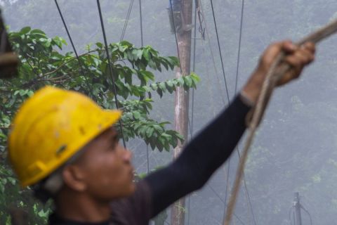 Perbaikan kabel jaringan listrik pascabencana alam di Limapuluh Kota