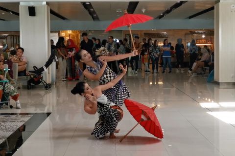 "Perempuan Berkarya" di Terminal Keberangkatan Bandara Adi Soemarmo
