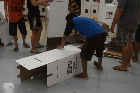 15 Pegawai KPU Kota Palembang rakit 12.000 kotak suara