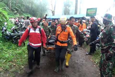 Tiga dari 11 pendaki yang meninggal telah dievakuasi petugas