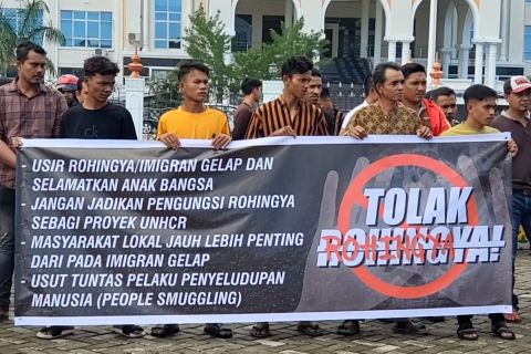 Warga Aceh Utara tolak pengungsi Rohingya, kapal-kapal lain merapat