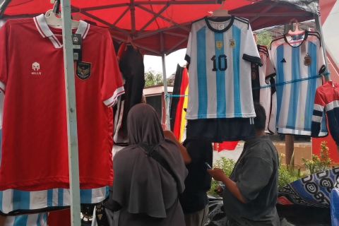 Pedagang pernak-pernik Piala Dunia U-17 raih jutaan rupiah per hari
