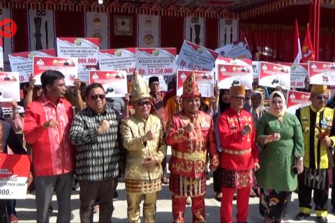 Pj Gubernur Sultra terima gelar adat Suku Tolaki dan salurkan bantuan