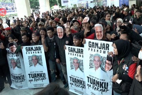 Relawan padati JCC untuk dukung debat cawapres