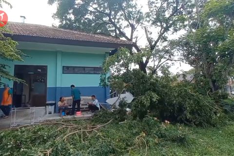 Bangunan puspem dan RSUD Caruban rusak akibat hujan angin