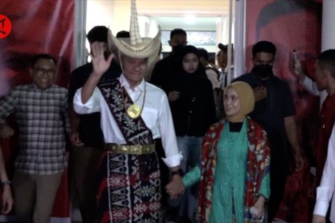 Debat cawapres, Ganjar-Mahfud kompak kenakan baju adat