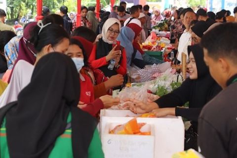 Masyarakat Pontianak beli kebutuhan pokok di Gerakan Pangan Murah
