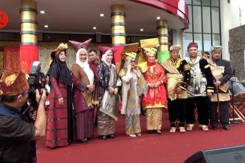 UNP pecahkan rekor dunia pengenaan songket terbanyak