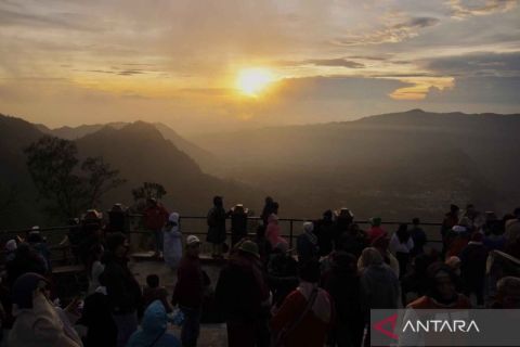 Wisatawan ramai saksikan matahari terbit pertama di tahun 2024