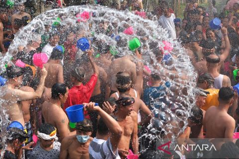 Tradisi perang air di Desa Suwat Bali