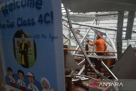 Atap SDN Polisi 1 Kota Bogor ambruk diterjang hujan deras