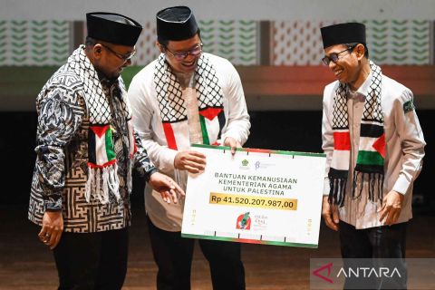 Menag menyerahkan bantuan ASN Kemenag untuk warga Palestina
