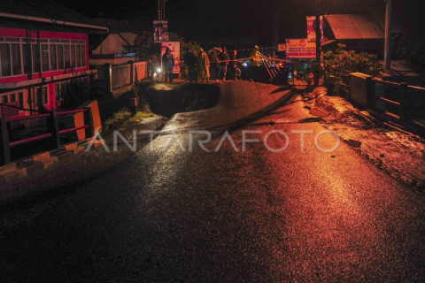 Jembatan rusak akibat tergerus banjjir