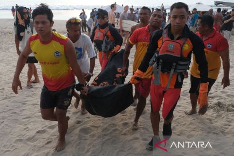 Evakuasi jenazah warga negara Uzbekistan yang terseret arus di Pantai Kuta