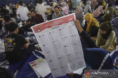 Penyortiran dan pelipatan surat suara Pemilu 2024