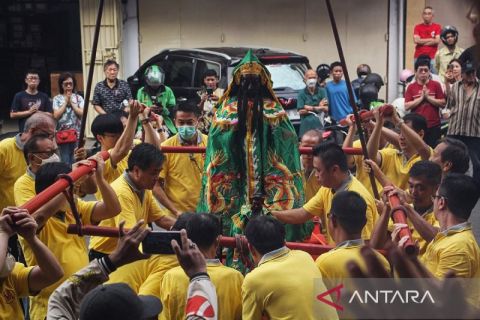 Pemindahan patung Dewa Kwan Kong jelang perayaan Imlek