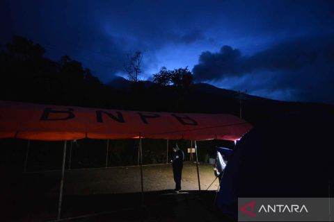 Petugas gabungan dirikan posko kesiapsiagaan erupsi Marapi