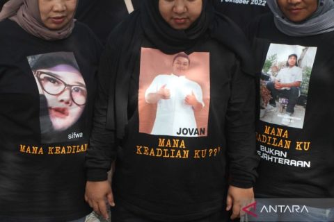 Aksi diam keluarga korban tragedi Kanjuruhan di Malang