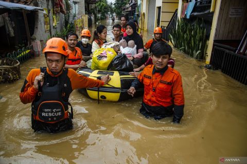 Melihat banjir yang melanda Bandung Selatan