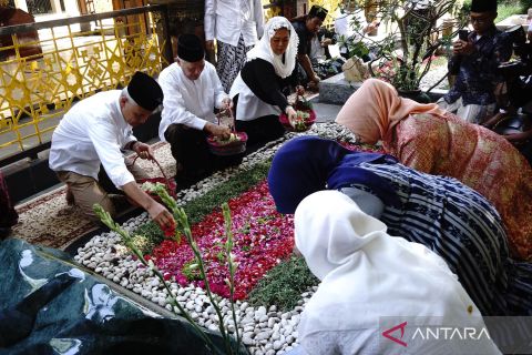 Didampingi Yenny Wahid, Ganjar Pranowo ziarah ke makam Gus Dur
