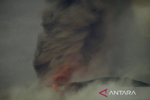 Gunung Marapi keluarkan batu panas saat erupsi