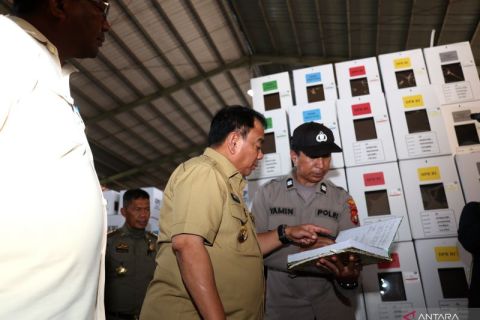 Pengecekan Logistik Pemilu di Gudang KPU