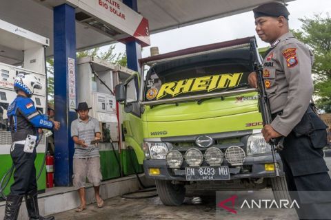 Penjagaan antrean pengisian solar di SPBU