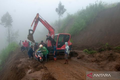 Tanah longsor tutupi jalur wisata Solo-Selo-Borobudur
